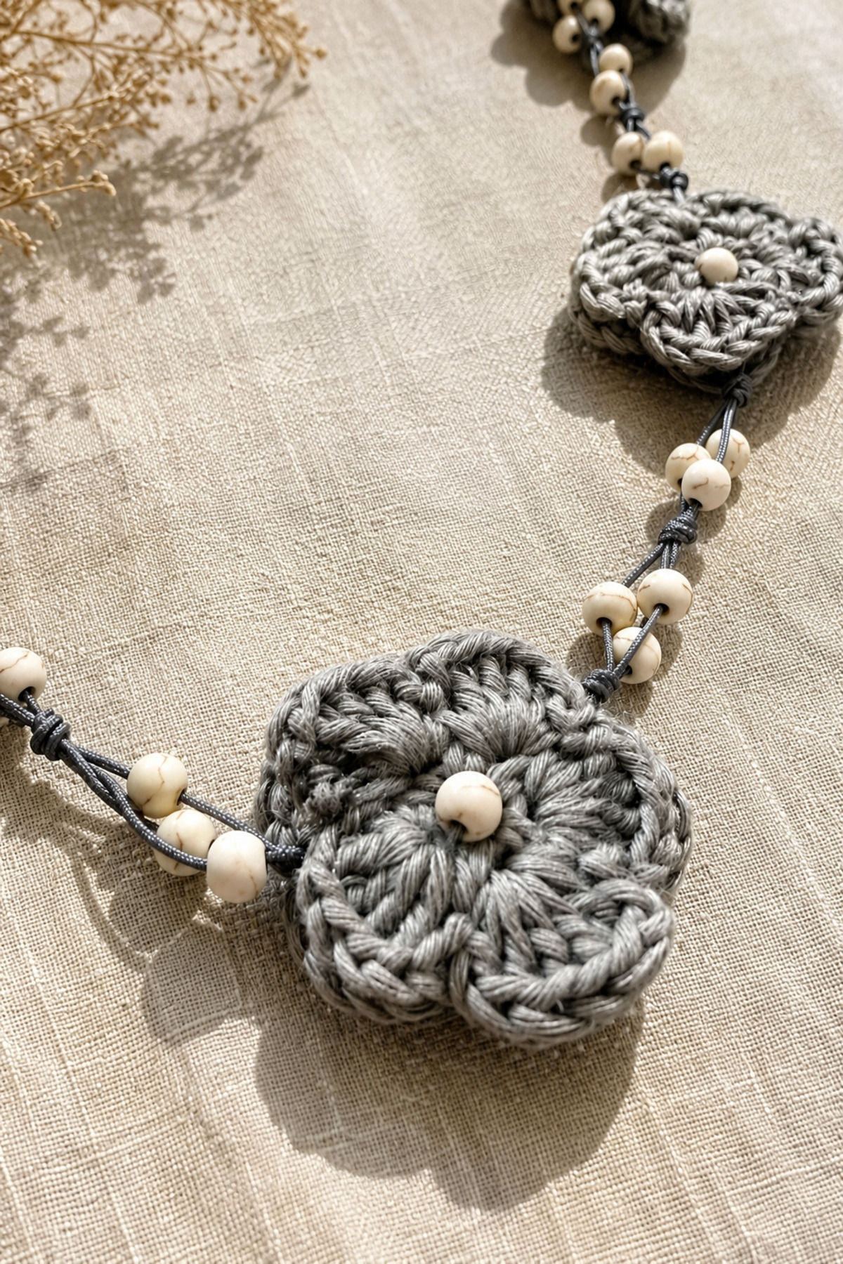 Kadın Gri Howlite Boncuklu Tığ İşi Çiçekli Bohem Kolye - görsel 2