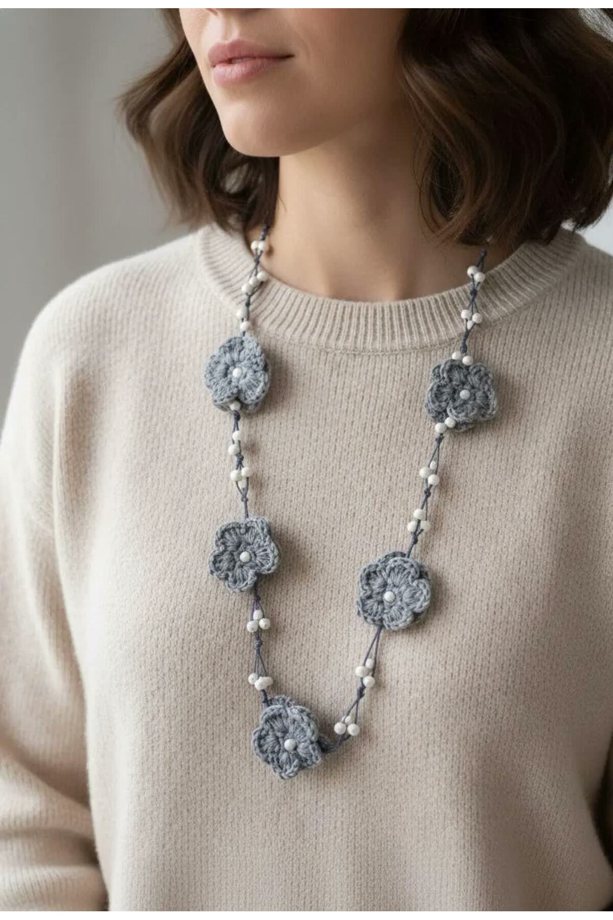 Kadın Gri Howlite Boncuklu Tığ İşi Çiçekli Bohem Kolye